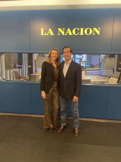 Mario Alonso Puig con su esposa Isabella de visita en LA NACION