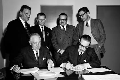 Mario Amadeo, representante permanente ante la ONU, firma el Acuerdo del Fondo Especial (4 de diciembre de 1959, Nueva York)