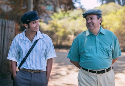 Mario (Andrew Bargsted) y Pablo Neruda (Claudio Arredondo)