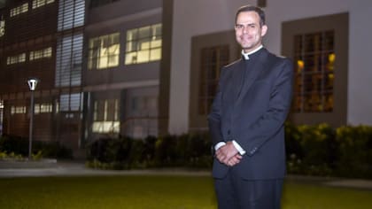 Mario Arroyo es licenciado en Filosofía por la Universidad Panamericana. Además, tiene un doctorado en Filosofía por la Pontificia Universidad de la Santa Cruz, Roma; el sacerdote consideró que el infierno no es ningún lugar sino "un estado"
