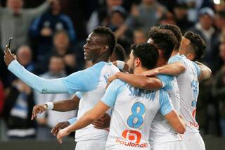 La nueva locura de Mario Balotelli: postea en Instagram mientras juega