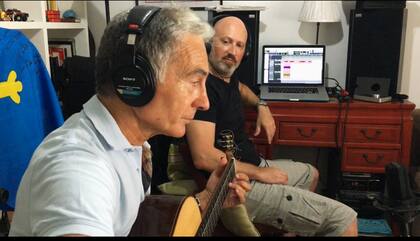 Mario Barassi junto a Jorge Maronna, grabando las guitarras para el tema "Hijo" del nuevo disco