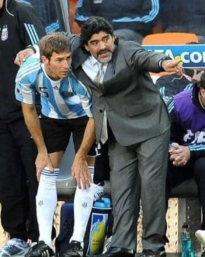 Mario Bolatti recibe indicaciones de Diego Maradona antes de ingresar en el encuentro ante Corea del Sur, en la fase de grupos del Mundial Sudáfrica 2010