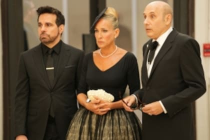 Mario Cantone, Sarah Jessica Parker y Willie Garson en la escena del funeral de Mr. Big (Crédito: HBO Max)