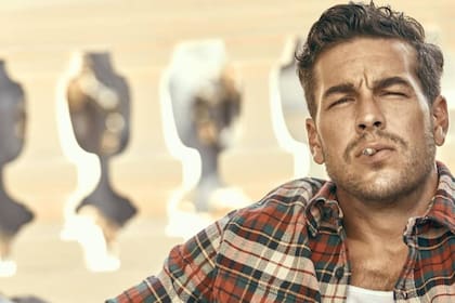 Mario Casas tiene una trayectoria actoral que comenzó como galán pero que luego se fue afianzando en una carrera versátil y consagratoria, a la vez que en su vida amorosa desfilaban actrices y modelos