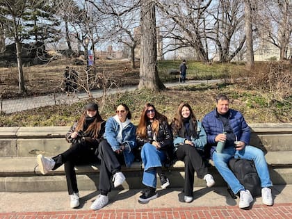 Mario Cuenca y su familia compuesta por su esposa Natalia y sus tres hijas