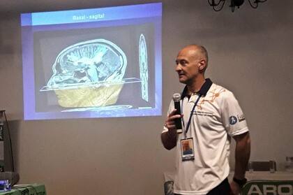 Después de recibirse de Profesor en Educación Física, Di Santo se especializó en neurociencias y estudió Filosofía.