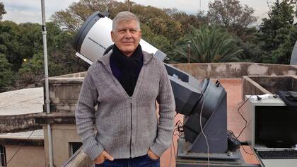 Mario Díaz, con el telescopio de la Universidad de Texas del Valle de Río Grande, en el edificio del Observatorio Astronómico de Córdoba