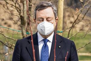 Covid: Draghi busca levantar la golpeada moral italiana desde la ciudad-mártir