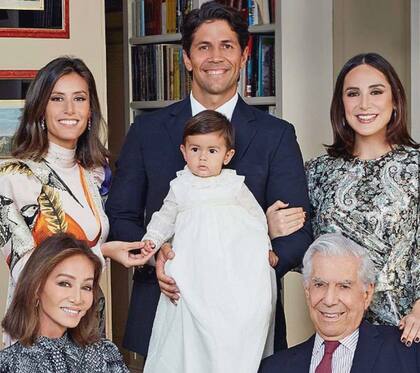 Mario e Isabel en el bautismo de Miguel, uno de los hijos de Ana Boyer y Fernando Verdasco. En la foto está otra de las hijas de Isabel, Tamara Falcó.