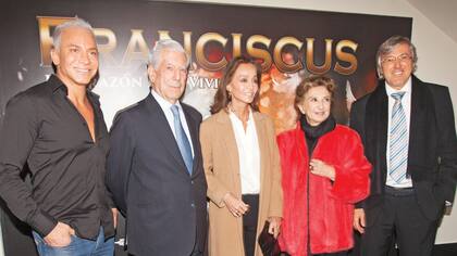 Mario e Isabel junto a Flavio Mendoza y Norma Aleandro, directores de Franciscus, y Alejandro Roemmers, autor de la obra