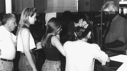 Mario Fendrich, en la caja del Banco Nación de Santa Fe, en una imagen que publicó El Litoral