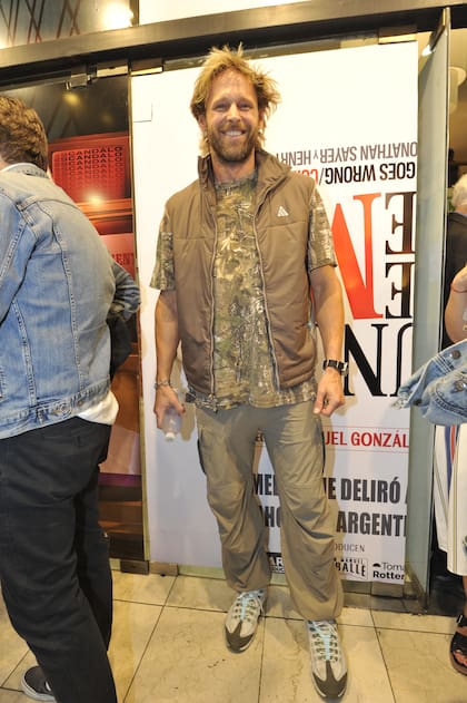 Mario Guerci eligió un estilo descontracturado con una remera de estampado camuflaje, chaleco, pantalón cargo y zapatillas