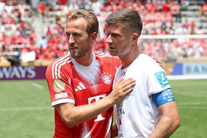 Mario Ilich, quien trabaja en Coca-Cola, en el sorteo de capitanes junto a Harry Keane