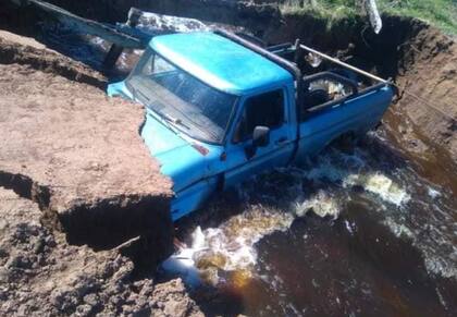 Mario Ismael Peralta junto a su hija Magalí cayeron en la camioneta cuando un puente cedió por la gran correntada del arroyo El Gualicho