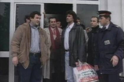 Mario Kempes a su llegada a la ciudad de Lushnjë, Albania, en 1997, proveniente del club Pelita Jaya, de Indonesia