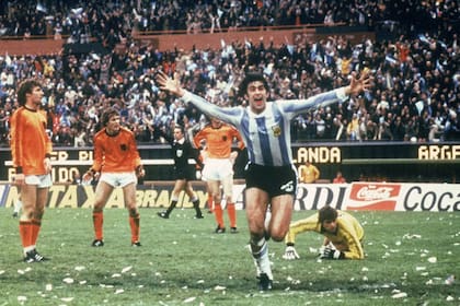 Mario Kempes celebra uno de sus goles en la final de 1978