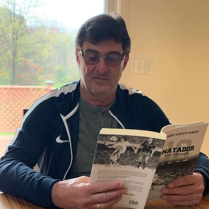 Mario Kempes con su libro El Matador.
