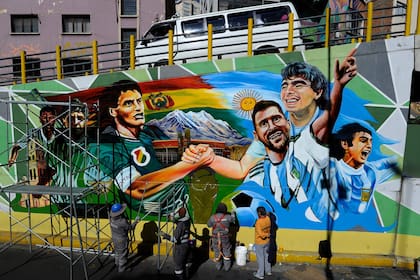 Mario Kempes, Diego Maradona y Lionel Messi, en un mural en La Paz, junto con la imagen de Marco Antonio Etcheverry, Carlos Borja y Ramiro Castillo