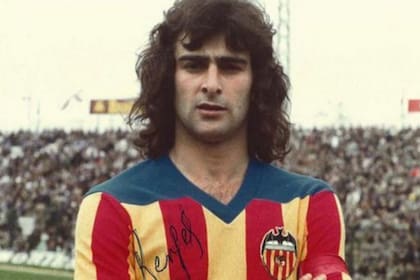 Kempes con la senyera, la camiseta alternativa de Valencia. Es el máximo ídolo de la historia del equipo "che".