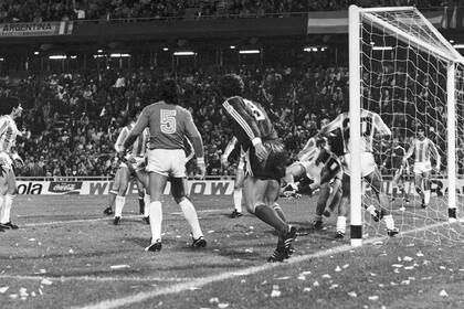 Mario Kempes vuela y saca con un manotazo el cabezazo de Lato; luego, Fillol le atajaría el penal a Deyna y la Argentina lograría un triunfo fundamental ante Polonia en 1978.