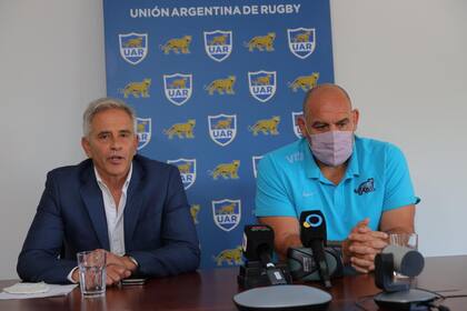 Mario Ledesma junto con el presidente de la UAR, Marcelo Rodríguez, en el anuncio de la salida del coach de los Pumas