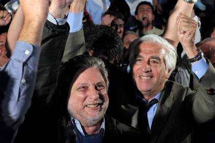 Mario Llambías, expresidente de Confederaciones Rurales Argentinas (CRA), con Luciano Miguens en la madrugada del 17 de julio de 2008 en El Rosedal. Fue luego que Julio Cobos, entonces vicepresidente, diera su voto "no positivo" en el Senado para que se cayeran las retenciones móviles