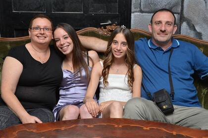 Mario Meir Nijamkin, junto a su mujer y sus dos hijas, antes del recrudecimiento de la violencia