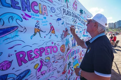 Mario Moccia, presidente del COA, firma un mural