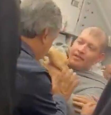 Mario N fue reducido por la tripulación y otros pasajeros