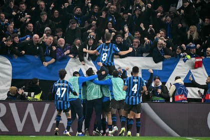 Mario Pasalic celebra su gol, el tercero de Atalanta, en la remontada ante Borussia Dortmund en Bérgamo; el equipo italiano avanzó a los octavos de final de la Champions League