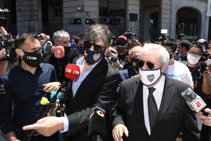 Mario Pergolini, junto a Jorge a Ameal, en el último adiós a Maradona