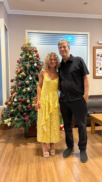 Mario Pergolini y Maru Botana posaron junto al árbol de Navidad que armaron en la Casa Ronald. El periodista y la cocinera compartieron un momento muy especial junto a los chicos que por alguna razón médica están lejos de su casa