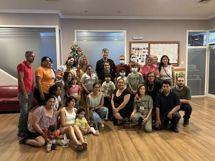Una vez que el arbolito estuvo terminado, Mario Pergolini, Maru Botana y Maca Martínez Picabea posaron con los chicos y sus familias. Casa Ronald McDonald Argentina es una asociación civil independiente que tiene como misión garantizar que ninguna familia enfrente sola la enfermedad de un hijo