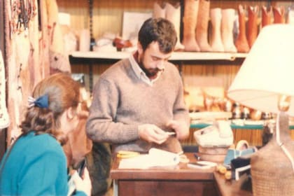 Mario Rosina hace 32 años cuando comenzaba con la talabartería