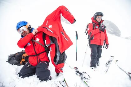 Mario Ruiz (derecha), el jefe de patrulla del Cerro Catedral que falleció por una avalancha