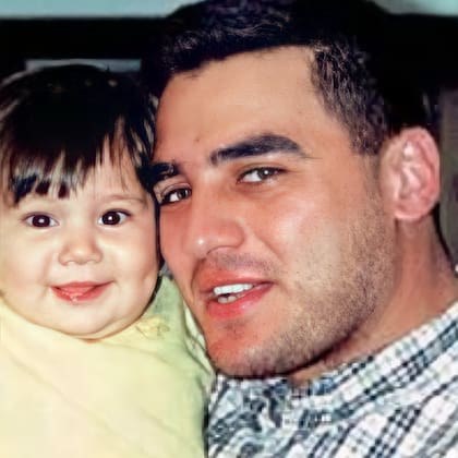 Mario Santoro, el paramédico nacido en Rosario, junto a su hija Sofía; Santoro murió con 28 años