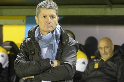 Mario Sciaqua dejó de ser el DT de Olimpo