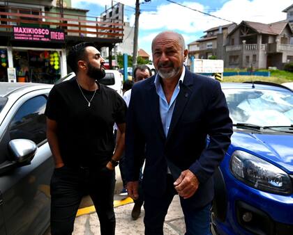 Mario Secco, intendente de Ensenada, en Villa Gesell; pidió que Kicillof desdoble la elección del calendario nacional. Foto: Marcelo Manera.