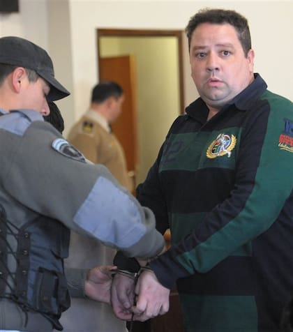 Mario Segovia, el "rey de la efedrina", es esposado y llevado a prisión