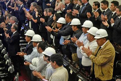 Un grupo de los 33 mineros rescatados en 2010, en uno de los hechos más recordados del gobierno de Piñera (Photo by Pablo VERA / AFP)