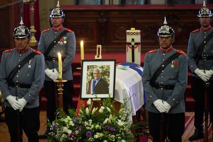 Carabineros custodian el ataúd del fallecido expresidente Sebastián Piñera durante su funeral de estado en el Palacio del Congreso Nacional en Santiago el 9 de febrero de 2024