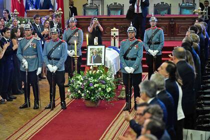 Carabineros custodian al fallecido expresidente Sebastián Piñera durante su funeral de Estado en el Palacio del Congreso Nacional en Santiago el 9 de febrero de 2024