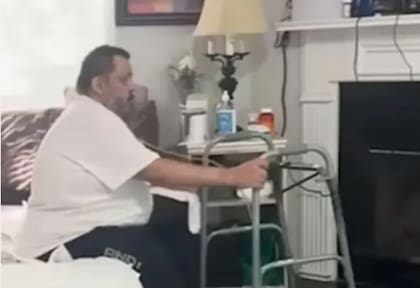 Mario Vargas asegura que enfermó en el centro de detención del ICE y solo le brindaron pastillas para el dolor, sin una revisión médica adecuada. Foto: Captura de pantalla Univision