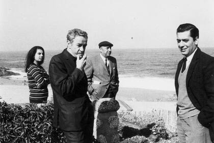 Mario Vargas Llosa (a la derecha), en su juventud, en Chile con Juan Rulfo y Pablo Neruda