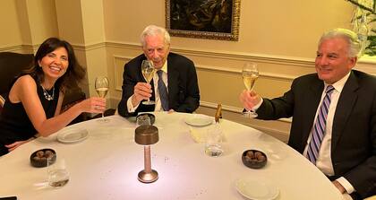 Mario Vargas Llosa brindó para celebrar Año Nuevo en París