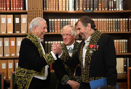 Mario Vargas Llosa estrecha su mano con Daniel Rondeau; el escritor francés fue quien respondió a al discurso del Nobel con una bienvenida que ponderó vida y obra de peruano