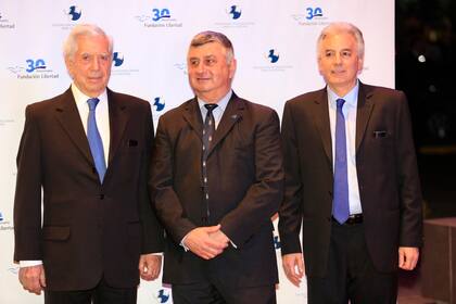 Mario Vargas Llosa, Gerardo Bongiovanni y Álvaro Vargas Llosa