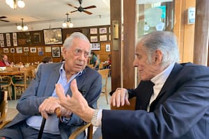 La pelea de Sebreli y Vargas Llosa por culpa de Cortázar revive en un encuentro cumbre en La Biela