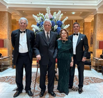 Mario Vargas Llosa y Patricia Llosa con sus hijos, Álvaro (izquierda) y Gonzalo (derecha), en Salzburgo el verano de 2023
